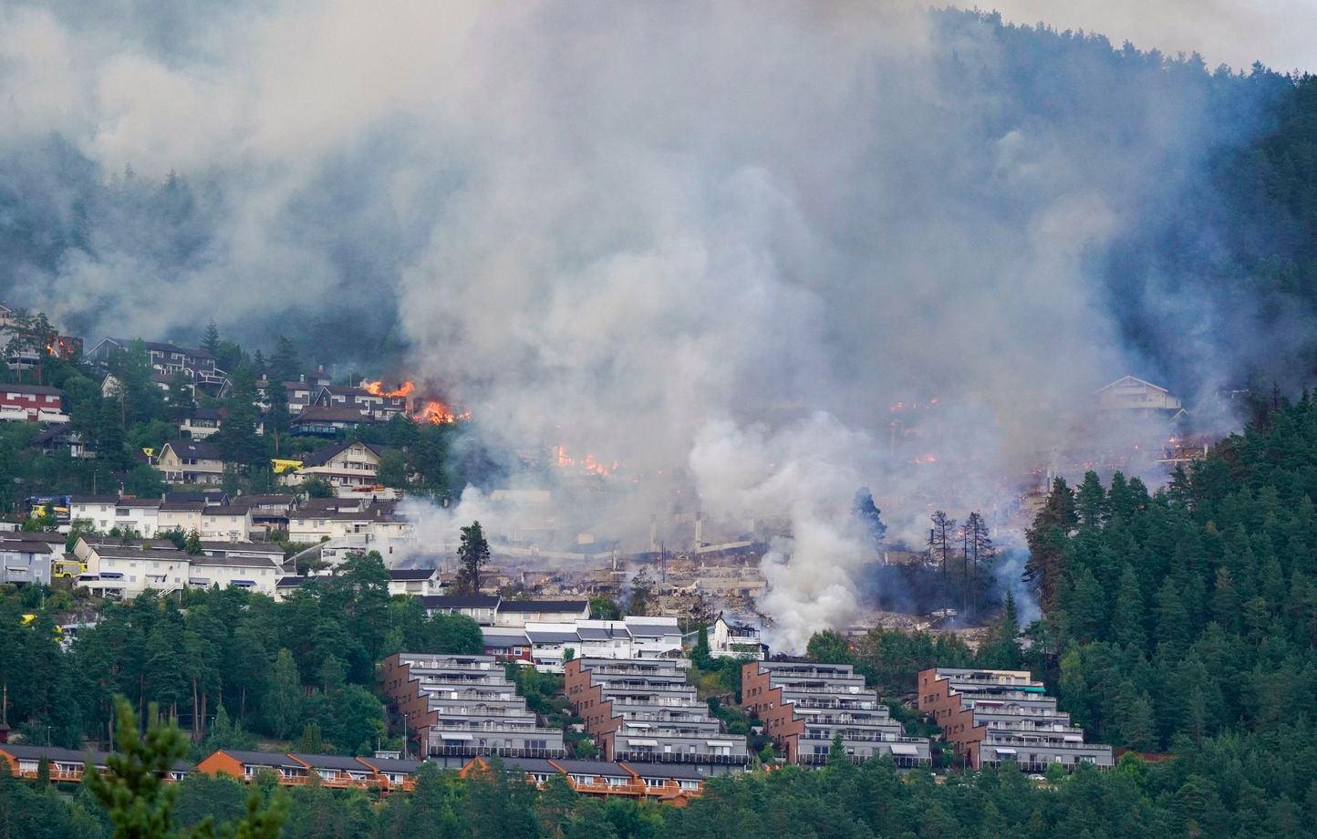 Más de un centenar de viviendas destruidas por un violento incendio Más de un centenar de viviendas destruidas por un violento incendio